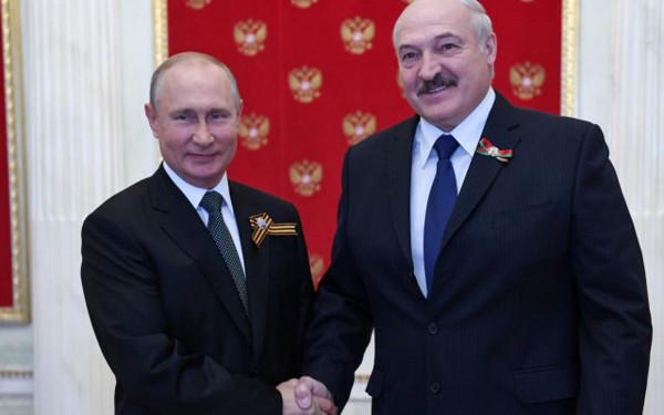 Putin y su hom�logo bielorruso, Alexander Lukashenko escenifican la solidez de su alianza 