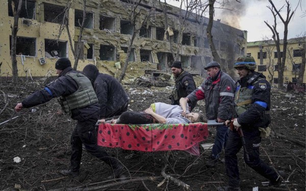 Fallece la mujer embarazada trasladada de urgencia tras el bombardeo de su hospital en Maripol