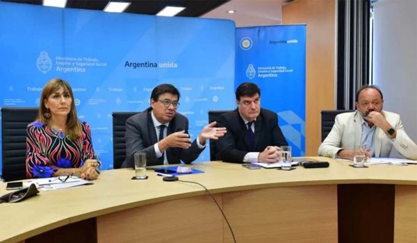 El salario mínimo sube 45% y será de $47.850 para fin de año