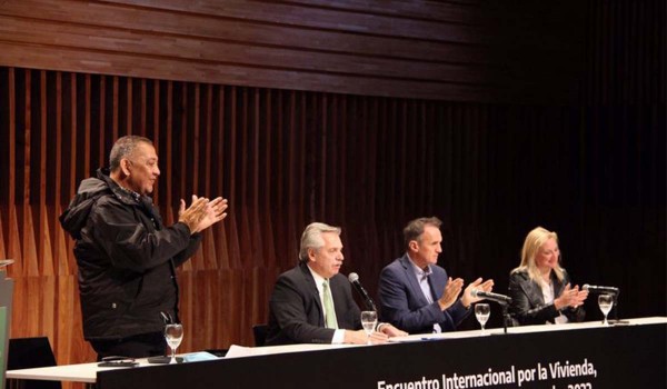 Alberto Fernndez se mostr con DEla despus de la crtica del piquetero a Mximo Kirchner