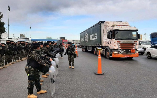 Las diferencias entre Alberto Fern�ndez y Cristina Kirchner complican un acuerdo con los transportistas por la falta de gasoil