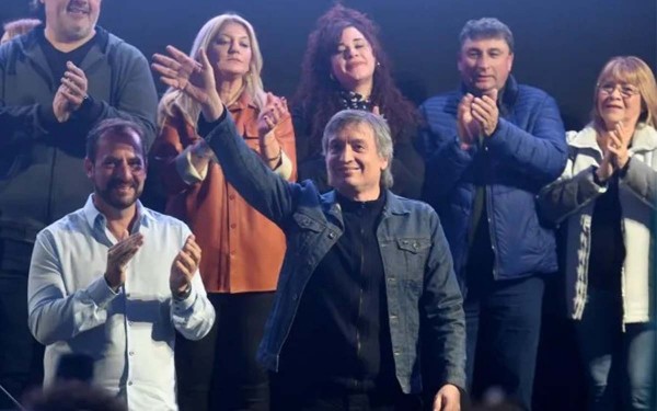 Crisis en el oficialismo: el sector de M�ximo Kirchner lanz� duras acusaciones al Presidente y a Scioli pero acept� las PASO