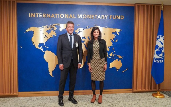 El Gobierno se comprometi� ante el FMI a acelerar el ritmo de devaluaci�n para ganarle a la inflaci�n mensual