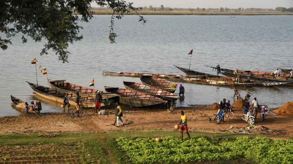 Mueren al menos 100 personas que naufragaban en un bote en Nigeria