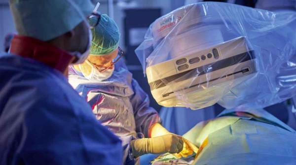 Cmo sern las operaciones en el futuro? El vaticinio del argentino que cre un robot para identificar tumores y destruirlos