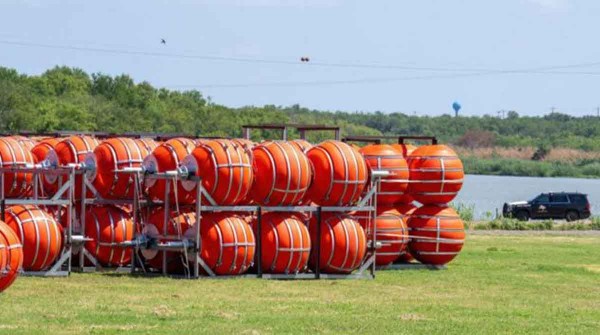 Cmo es el muro flotante hecho de boyas con pas que Texas est instalando en el Ro Bravo para evitar el paso de migrantes de Mxico a EE.UU.