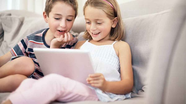 El uso de pantallas produce retrasos en el lenguaje de los niños: cuáles son las razones, según los expertos