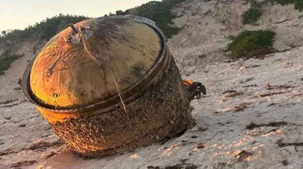 El misterioso objeto encontrado en una playa de Australia que desconcierta a las autoridades