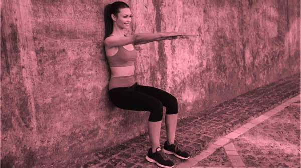 Sentadillas contra la pared y plancha sobre el piso, dos sencillos ejercicios que te bajan la presión arterial