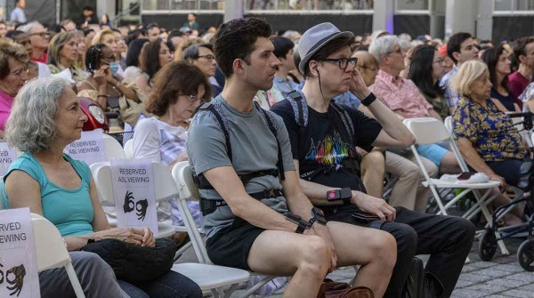 Estos chalecos vibradores permiten traducir la msica para que las personas sordas la sientan en el cuerpo