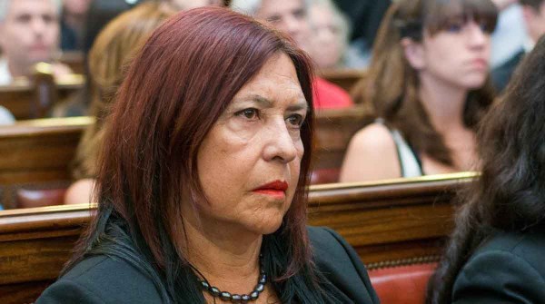 La jueza Ana María Figueroa recibió una denuncia penal tras negarse a dejar su cargo en la Cámara de Casación
