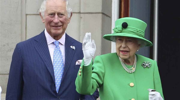 Un año de la muerte de la reina Isabel: Carlos III, entre el homenaje en la intimidad y el último desaire al príncipe Harry