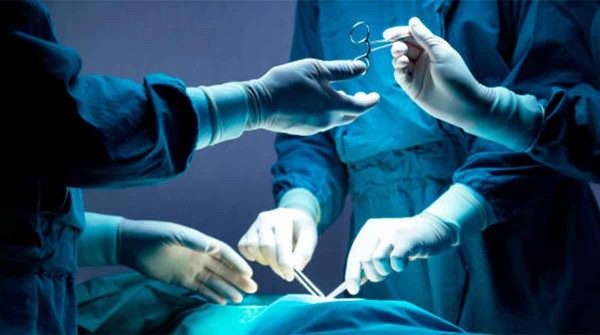 La bicicleta de las cirugías que se posponen por falta de insumos y qué hace la gente para acelerarlas