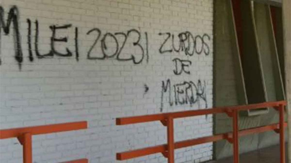 Vandalizaron la Facultad de Cs. Polticas y Sociales de la Universidad Nacional de Cuyo con pintadas violentas