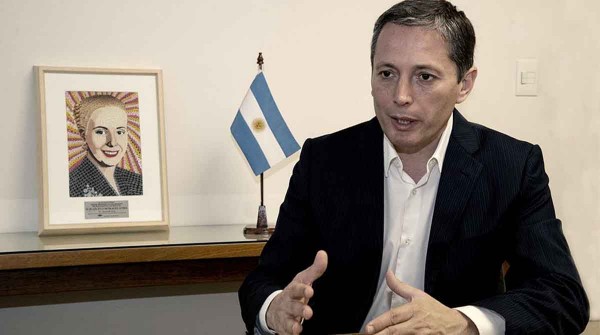 Tras presionar por la renuncia de M�ximo y Alberto al PJ, Gray insisti�: �Les estamos pidiendo que se vayan y no quieren�