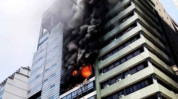 Feroz incendio en un edificio de oficinas, lindero al Ministerio de Trabajo