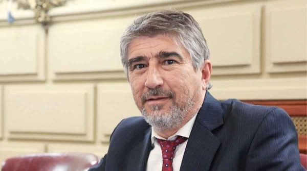 Santa Fe mira el DNU de Milei con cautela: “Se derogan infinidad de leyes que van a tener impacto”