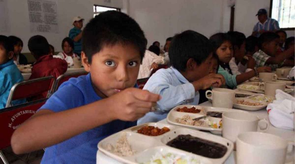 Cada vez m�s alumnos deben desayunar y almorzar en escuelas estatales del pa�s