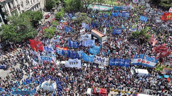 Comenz� el primer paro contra Milei: gremios y organizaciones protestan frente al Congreso