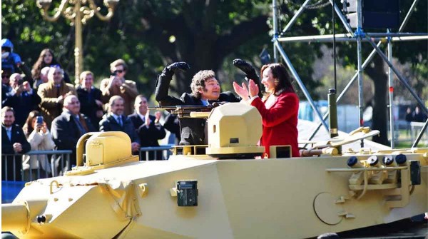 Javier Milei y Victoria Villarruel encabezaron el desfile militar por el 9 de Julio