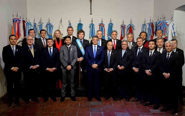 Javier Milei firm� el Pacto de Mayo junto a 18 gobernadores en la Casa Hist�rica de Tucum�n