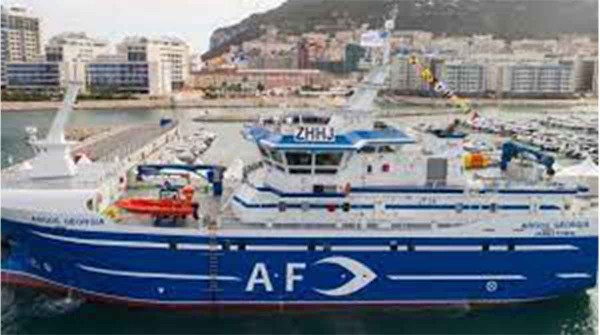 Tragedia cerca de Malvinas: un barco pesquero se hundi�, seis tripulantes murieron e intentan rescatar al resto