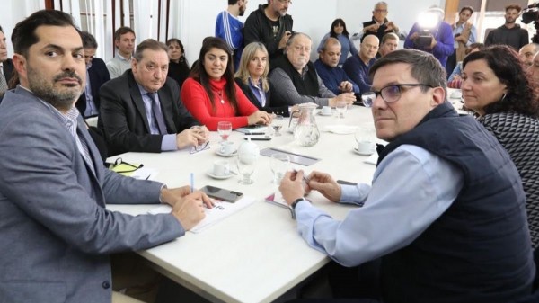 Paritarias en Santa Fe: el Gobierno convoc a estatales y docentes