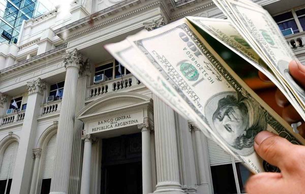 El BCRA modific� dos documentos oficiales que mostraban la eliminaci�n del cepo al d�lar reci�n en 2027