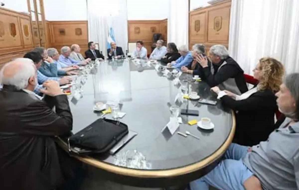 Gobierno y CGT acordaron revisar parte de la reforma laboral: pierde fuerza el posible paro de transporte del 17 de octubre