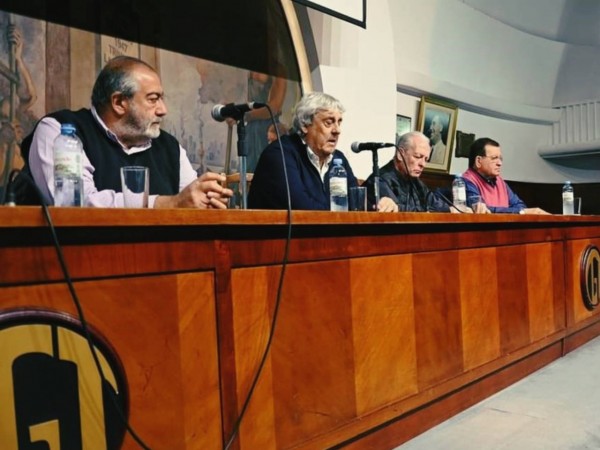 UDA denuncia acuerdos previos que amenazaran los salarios docentes y exige un aumento inicial superior al 35%