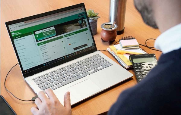 Nueva moda: comprar dlares por home banking, pero no retirarlos, conviene?