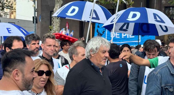 El Gobierno Nacional se expulsa por decreto de la paritaria docente, se adjudica poder para vetar acuerdos salariales, profundiza la desinversin en educacin y promueve el caos en el sistema