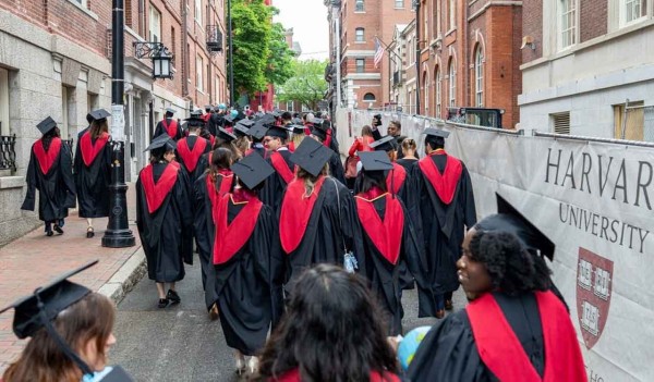 Alemania le ofrece a la Universidad de Harvard crear un campus de exilio ante la ofensiva de Donald Trump