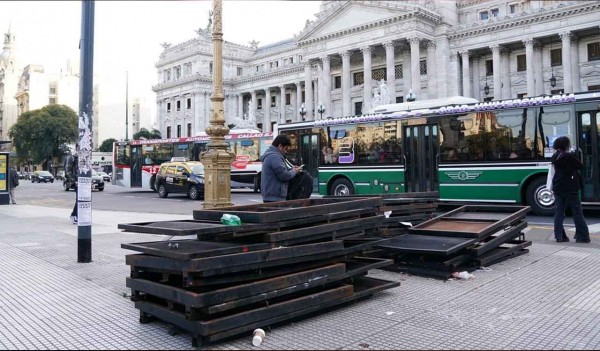Congreso y las vallas que llegaron para quedarse: las usan para las marchas pero juntan suciedad y basura