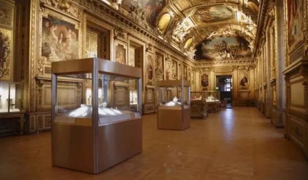 El Museo del Louvre anunció que seguirá cerrado este lunes luego del robo de las joyas de la corona