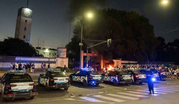 Protesta policial en Santa Fe: el gobierno de Pullaro hizo una nueva propuesta pero se mantiene la medida