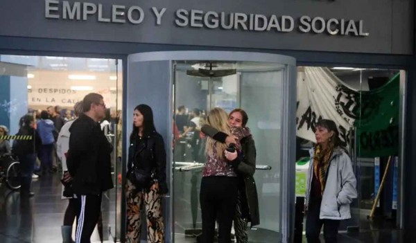 Oficial: el Gobierno elimin� el presentismo y baja el sueldo de empleados p�blicos