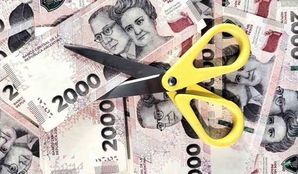 Quiénes ganan y quiénes pierden en el ajuste de gastos que está haciendo Economía