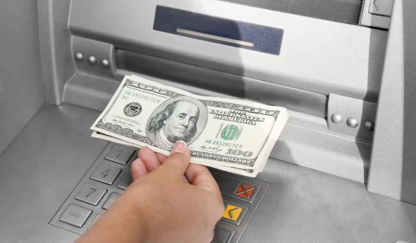 Por qu� caen los dep�sitos en d�lares en los bancos este mes