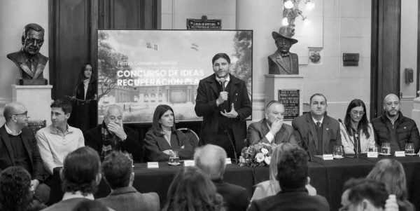 Un tren de funcionarios para una plaza