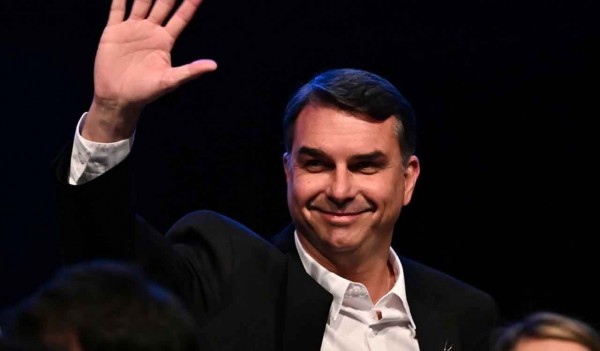 Polémica en Brasil: Flávio Bolsonaro incluyó en su currículum un posgrado que nunca cursó y su campaña tuvo que dar explicaciones