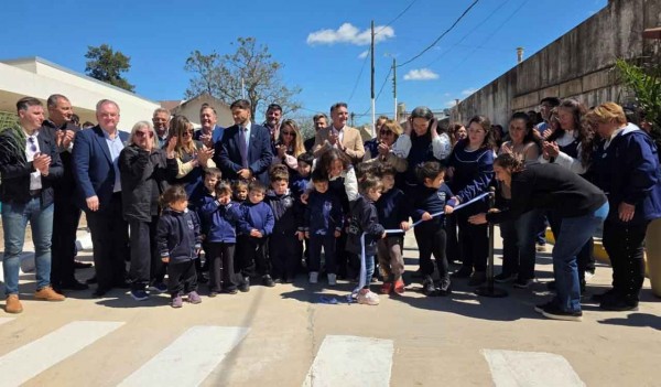 Con la presencia del Gobernador Pullaro se inaugur� la obra de pavimento frente al Jard�n de la E.N.S. N� 40 