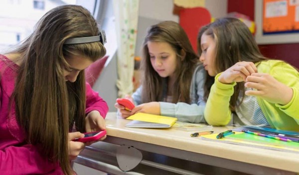 Proh�ben en Provincia el uso de celulares en escuelas secundarias, pero hay pol�mica porque se retrasa la aplicaci�n