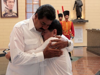 Maradona le regal� una camiseta a Maduro y visit� la tumba de Ch�vez