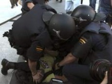 Espa�a: Antidisturbios de la Polic�a Nacional lucir�n su n�mero de identificaci�n en la espalda